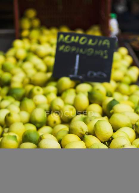 Limoni maturi con etichetta di prezzo — Foto stock