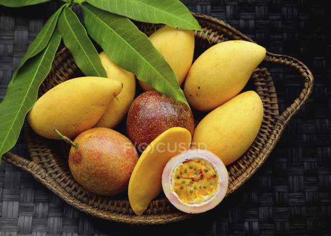 Свежие манго и пассионфрукты — стоковое фото