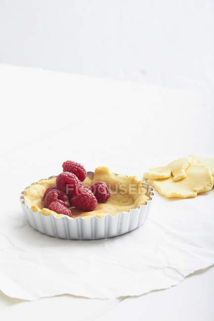 Unbaked shortcrust pastry in tartlet dish — Stock Photo
