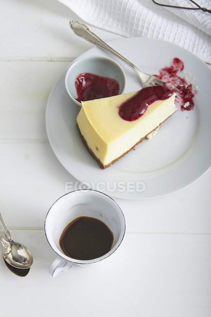 Tarta de queso con frambuesa en el plato - foto de stock