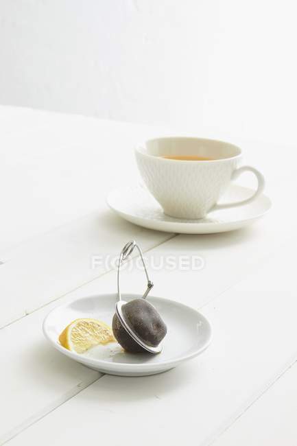 Tazza di tè nero con limone — Foto stock