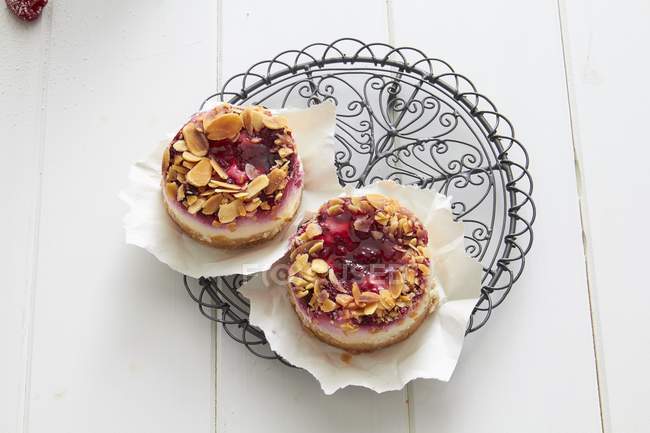 Raspberry tartlets with almonds — Stock Photo