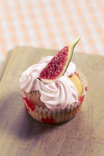 Strawberry and fig cupcake — Stock Photo