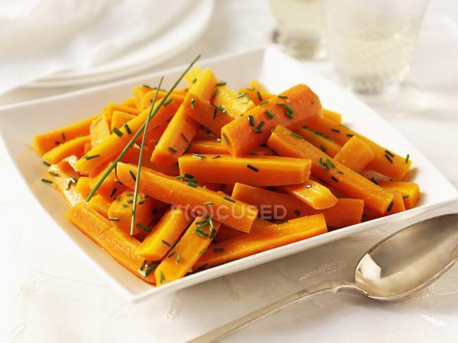 Cenouras com manteiga e cebolinha — Fotografia de Stock