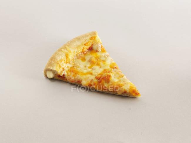 Fatia de pizza de queijo crosta — Fotografia de Stock