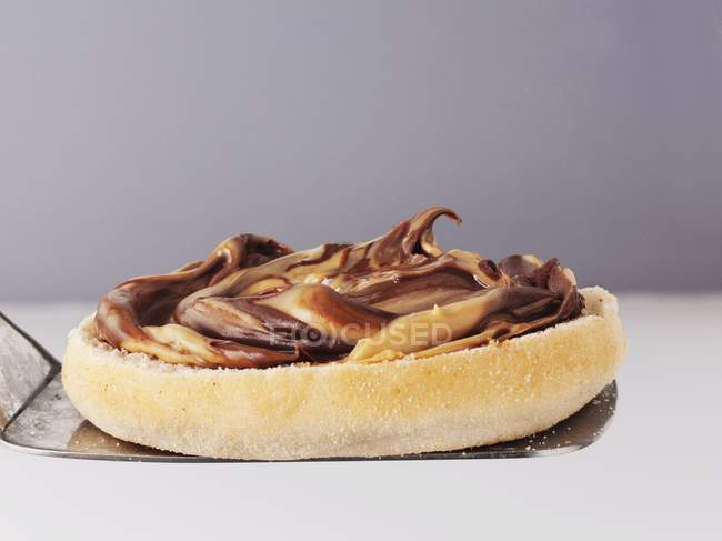 Englischer Muffin mit Schokolade belegt — Stockfoto