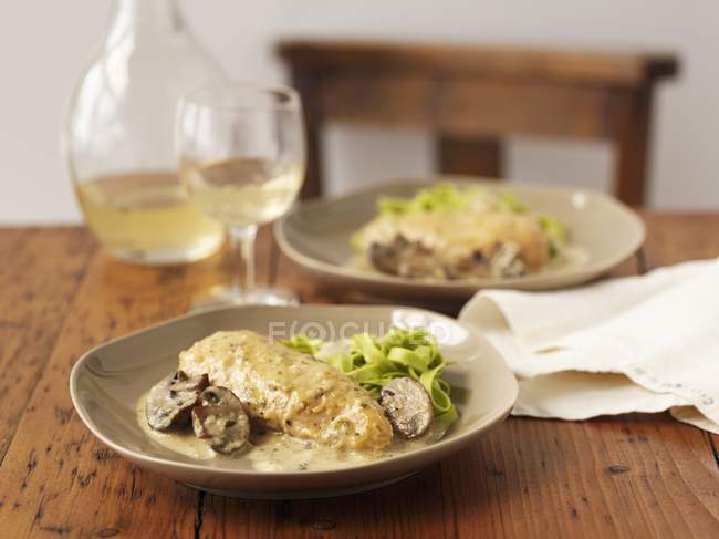 Chicken with spinach tagliatelle pasta — Stock Photo