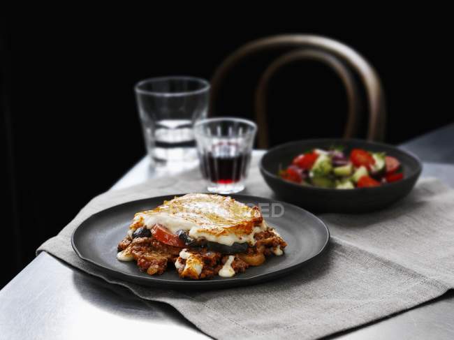 Мусака с греческим салатом — стоковое фото