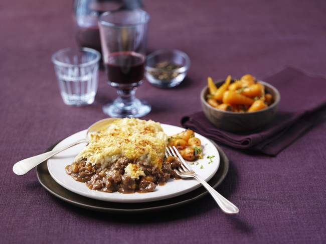 Cottage pie with carrots — Stock Photo