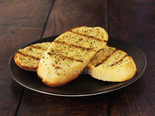 Смаженим часниковим хлібом — стокове фото