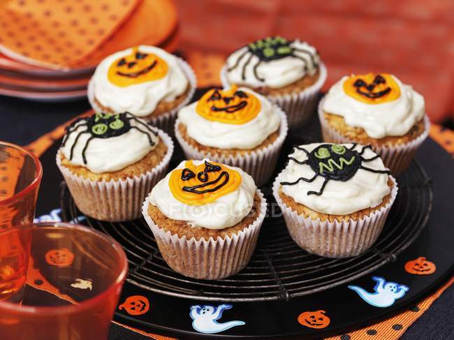 Halloween cupcakes with icing — Stock Photo