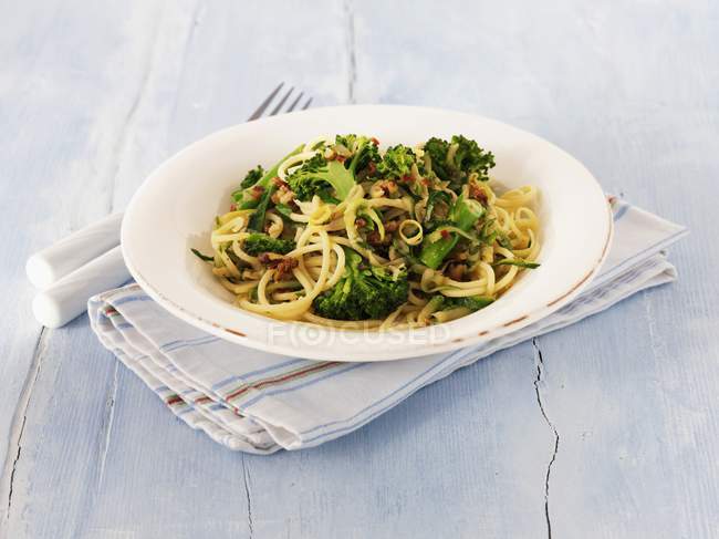 Linguine Pasta mit Brokkoli — Stockfoto