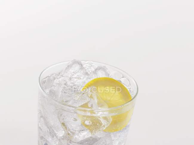 Лимонад у склянці зі свіжим лимоном — стокове фото