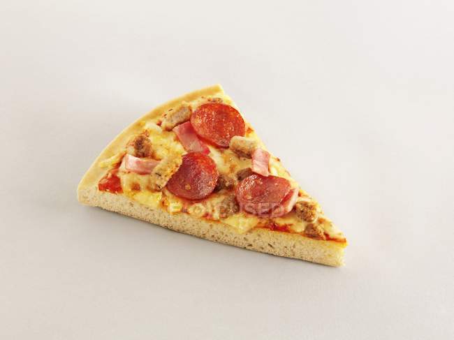 Rebanada de pizza de pepperoni — Stock Photo