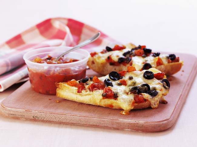Скибочки піци з оливками та помідорами — стокове фото
