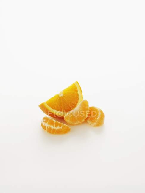 Cuña naranja y segmentos - foto de stock