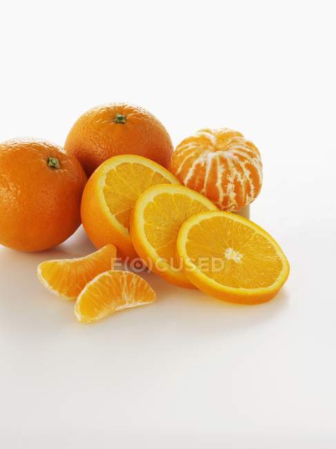 Naranjas y mandarinas con rodajas - foto de stock
