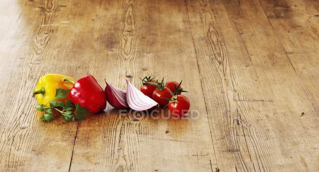 Paprika mit roten Zwiebeln und Tomaten — Stockfoto