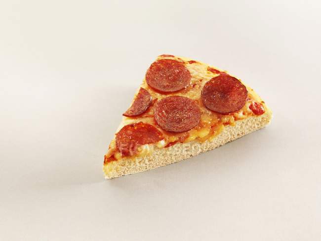 Rebanada de pizza de pepperoni - foto de stock