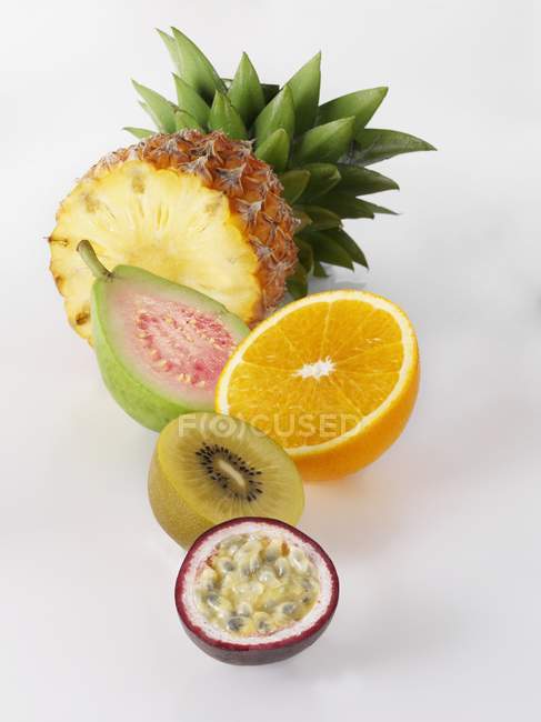 Frutas exóticas frescas a la mitad - foto de stock