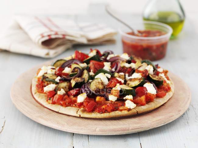 Pizza méditerranéenne aux légumes — Photo de stock