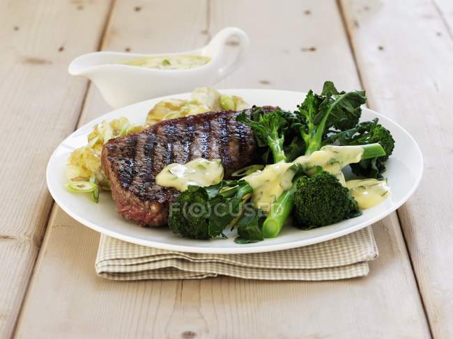 Roaststeak mit Brokkoli — Stockfoto