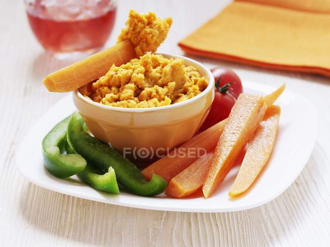 Hummus in ciotola con peperoni — Foto stock