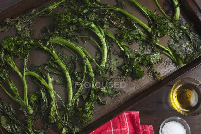 Oven-roasted broccoli on a baking tray — Stock Photo