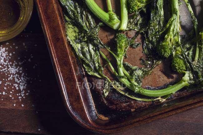 Oven-roasted broccoli on a baking tray — Stock Photo