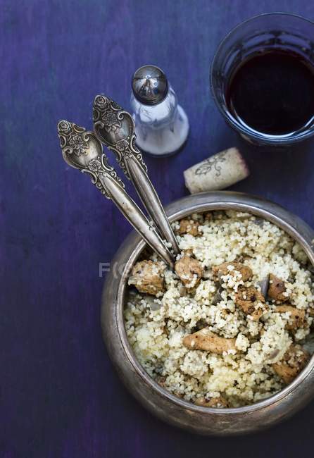 Couscous con pollo servito in ciotola vintage — Foto stock