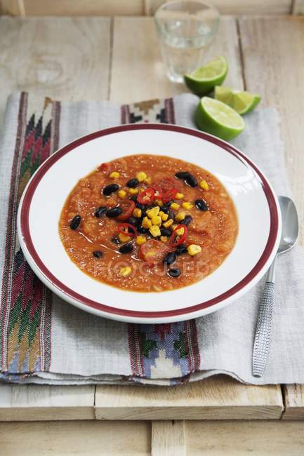 Сладкий картофельный и томатный суп с кукурузой — стоковое фото