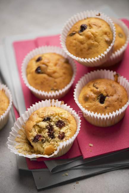 Muffin al mirtillo su tovagliolo rosa — Foto stock