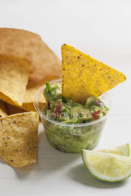 Guacamole with tortilla chips — Stock Photo