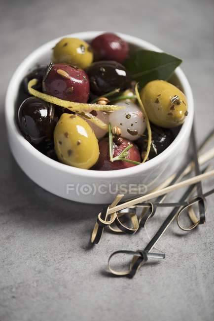 Оливки и жемчужный лук с травами — стоковое фото