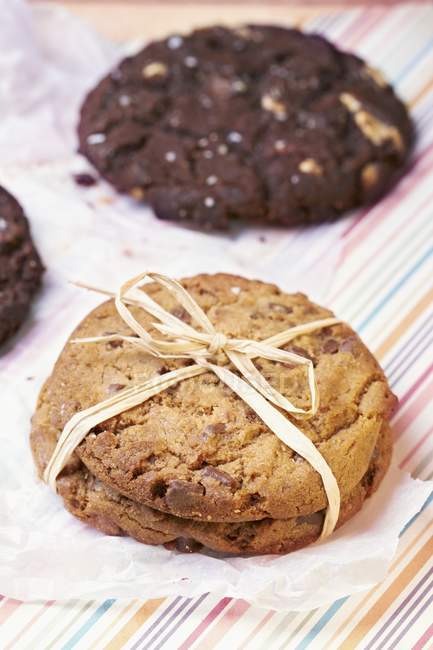 White and dark chocolate cookies — Stock Photo