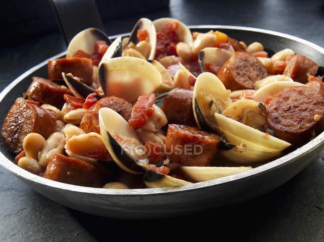 Mussels and sausage with beans — Stock Photo