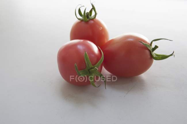 Tomates rojos de ciruela - foto de stock