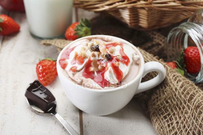 Closeup view of cocoa with cream and strawberry sauce — Stock Photo