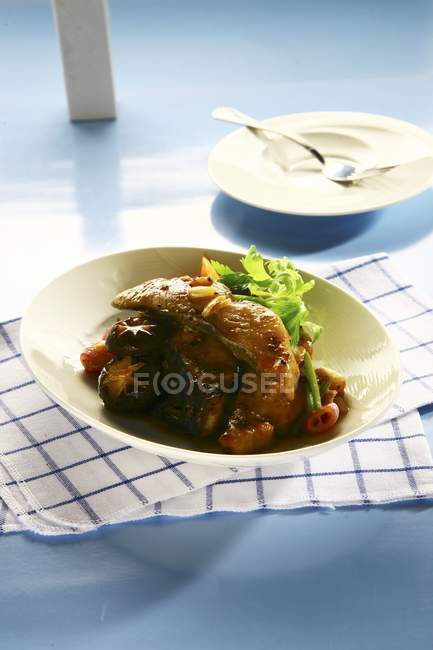 Maquereau roi cuit au four aux champignons — Photo de stock