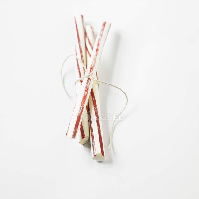 Vue rapprochée de trois bâtons doux attachés sur la surface blanche — Photo de stock