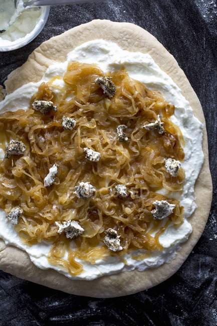 Pizza não cozida com queijo creme — Fotografia de Stock