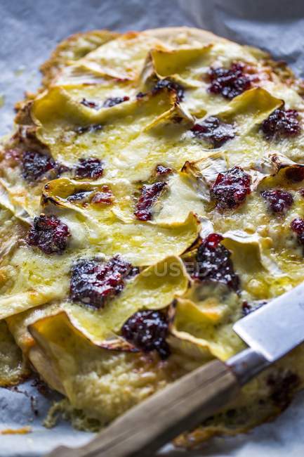 Pizza with brie and cranberries — Stock Photo