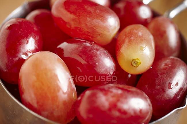 Uvas sin semillas rojas - foto de stock