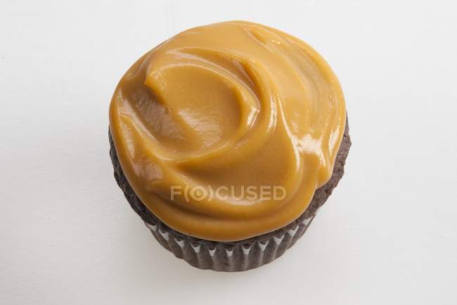 Cupcake coberto com pudim de caramelo — Fotografia de Stock