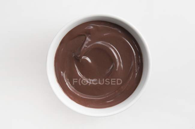 Pudim de chocolate em tigela branca — Fotografia de Stock