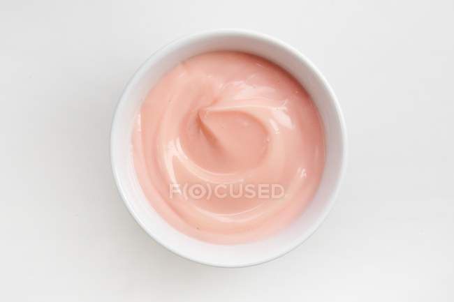 Pouding aux fraises dans un bol blanc — Photo de stock