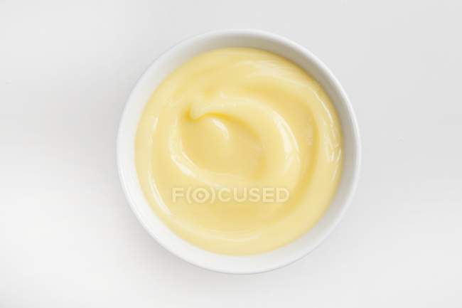 Pouding à la vanille dans un bol blanc — Photo de stock