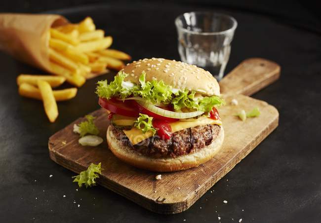 Cheeseburger e patatine fritte — Foto stock
