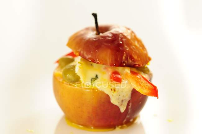 Manzana al horno con queso azul - foto de stock