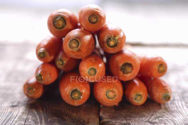 Стопка свежей моркови — стоковое фото